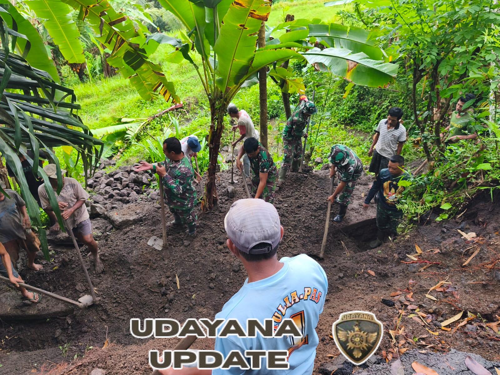 Saluran irigasi pertanian tertimbun longsor, Koramil 1623-05/Manggis turun tangan laksanakan penanganan.