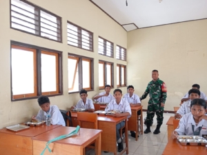 Praka Aris Wijayanta Dampingi Penyaluran Makan Bergizi Gratis untuk Siswa SMKN 1 Maumere