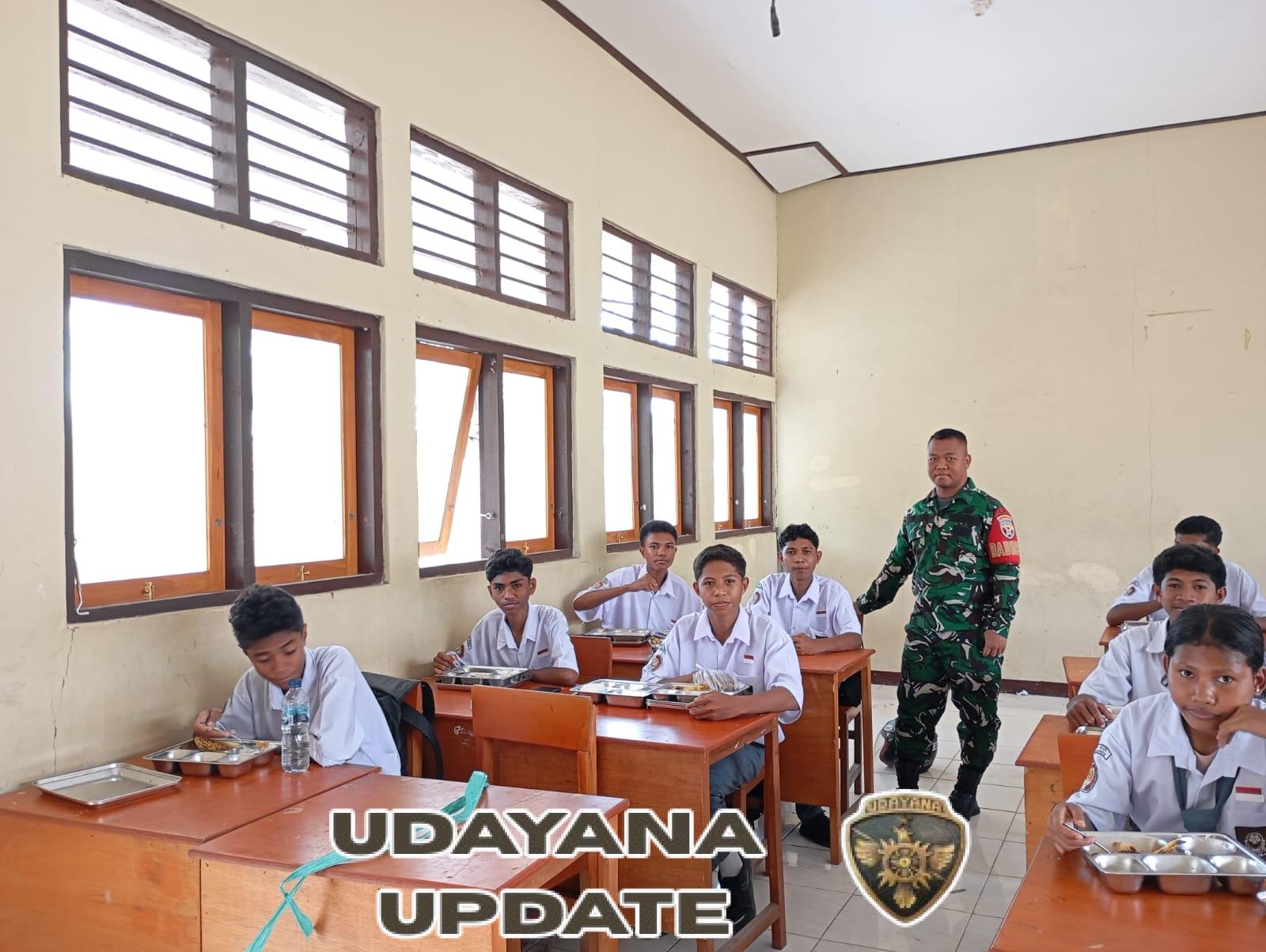 Praka Aris Wijayanta Dampingi Penyaluran Makan Bergizi Gratis untuk Siswa SMKN 1 Maumere