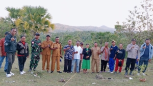 Dukung Program Penghijauan, Babinsa Koramil 1621-05/Amanatun Utara Bersama Masyarakat Tanam Pohon