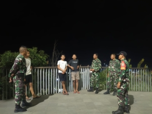 Babinsa Koramil 1630-01/Komodo Gelar Patroli Malam Jaga Kamtibmas Labuan Bajo
