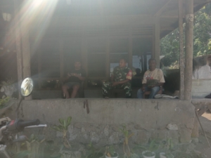 Tingkatkan Kemanunggalan TNI-Rakyat, Babinsa Gelar Komsos di Wilayah Binaan