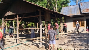 Satgas Yonif 741/GN Pos Mahen Melaksanakan Gotong-royong Bersama Masyarakat Pindahkan Rumah Warga di Perbatasan