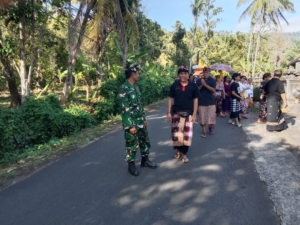Sinergi Babinsa dan Warga, Pengamanan Upacara Pengabenan di Desa Telaga Berjalan Khidmat dan Aman