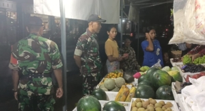 ‎Babinsa Sikur Ingatkan Warga Desa Gelora Tetap Waspada dan Peduli Lingkungan