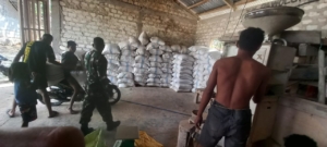 Jalin Sinergi dengan Petani: Serka Frengki Moni Kunjungi Penggilingan Padi Kel. Diratana