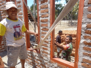 Wujud Kepedulian, Babinsa Serda Yanuarius Lau Gotong Royong Bangun Rumah Warga