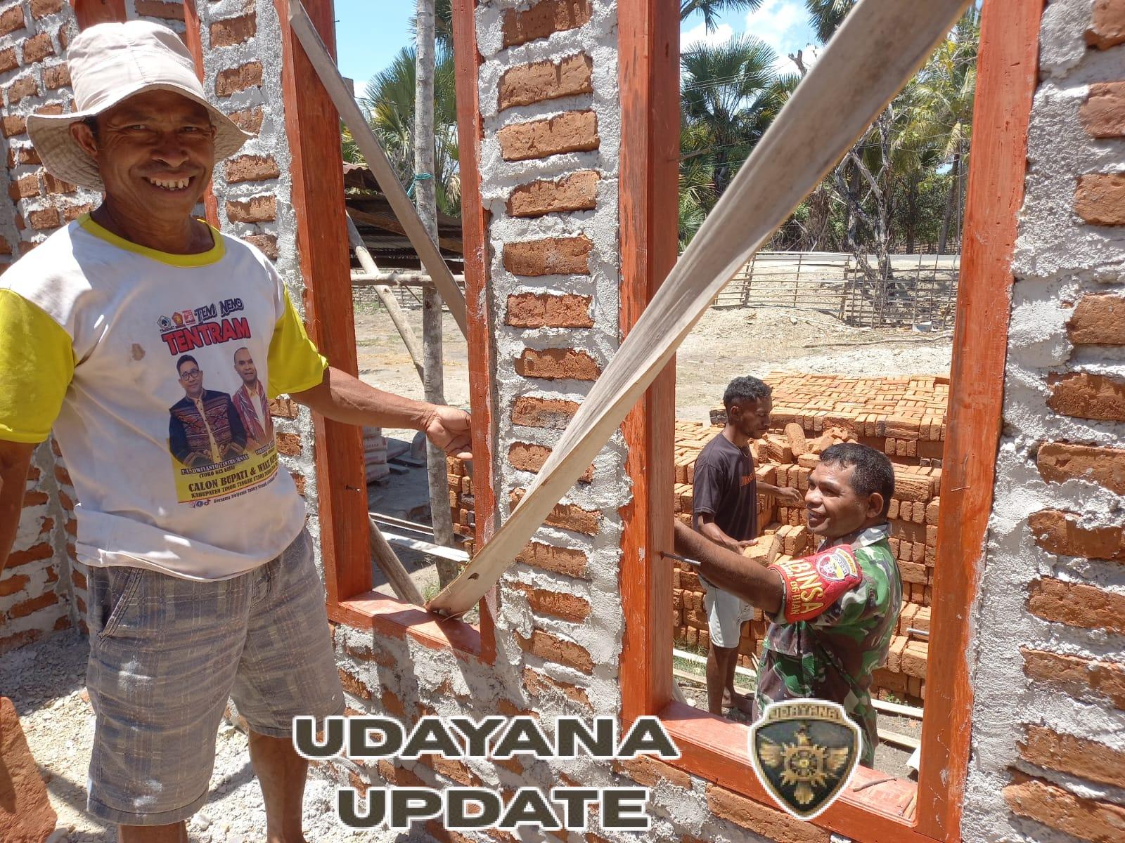 Wujud Kepedulian, Babinsa Serda Yanuarius Lau Gotong Royong Bangun Rumah Warga