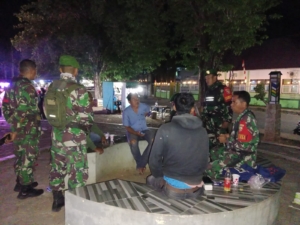 Personil Koramil  Berikan Himbauan Keamanan di Beberapa Titik Strategis Kota Bima