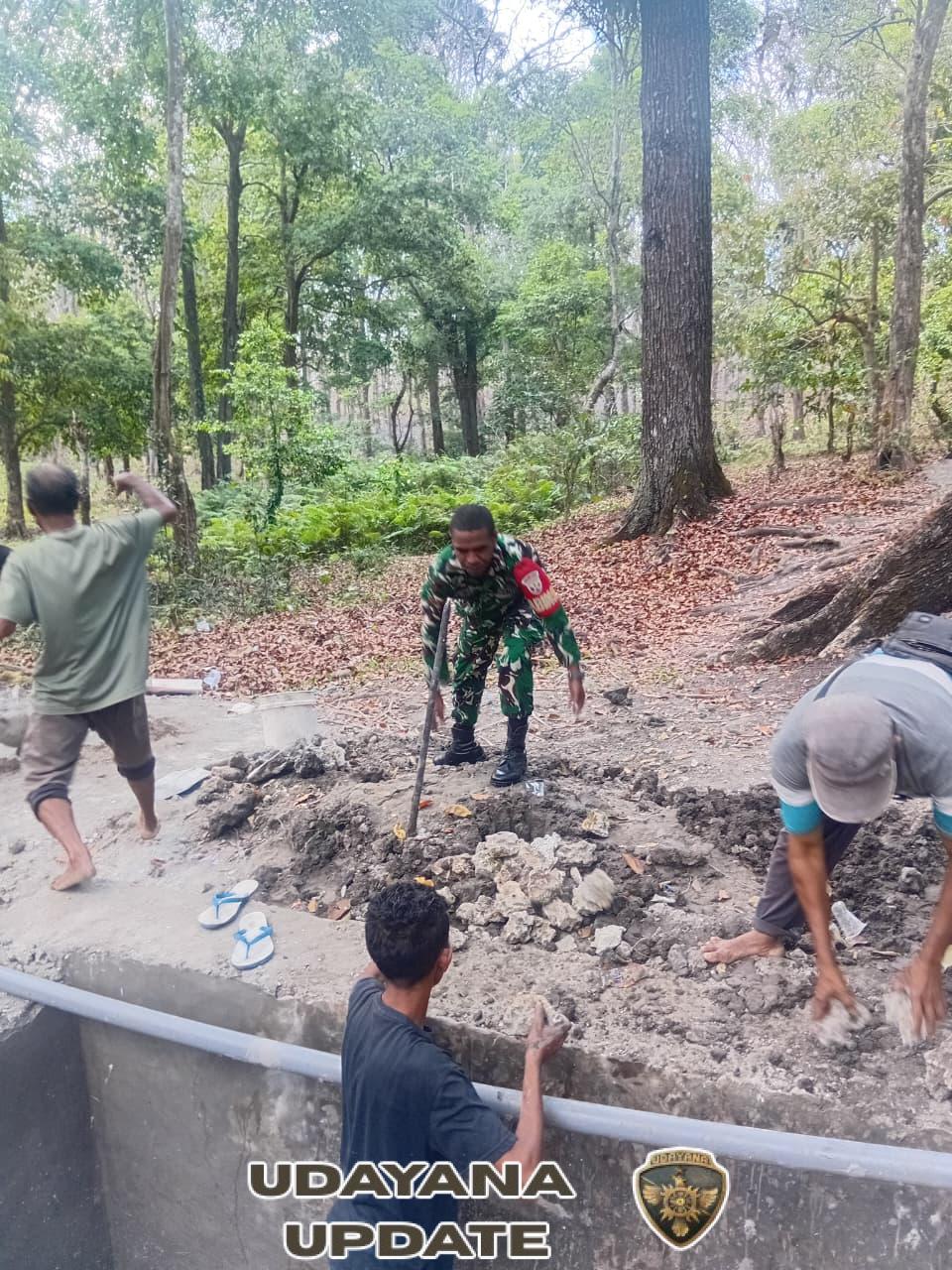 Jaga Kekompakan Babinsa Koramil 01 Kota So’e Kerja Bakti Bersama Masyarakat Bangun Bak Air