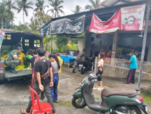 Babinsa 1623-07/Bebandem laksanakan penjualan beras SPHP, wujud kepedulian TNI terhadap masyarakat.