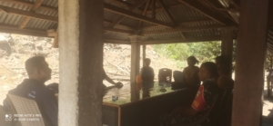 Babinsa Koramil 1602-04/Maurole Aktif Laksanakan Komsos dan Monitoring di Desa Liselande