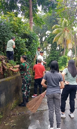 Gelar Gotong Royong, Babinsa Tihingan Bersinergi Bersihkan Saluran Air