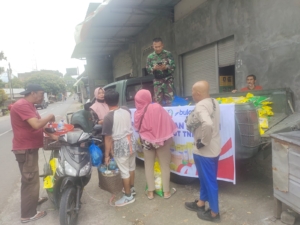 HUT TNI ke-80, Kodim 1620/Loteng Ringankan Beban Warga Lewat Pasar Murah