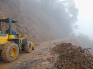 Longsor di Desa Lise Pu’u, Babinsa Pratu Haris Liga Langsung Turun Tangan