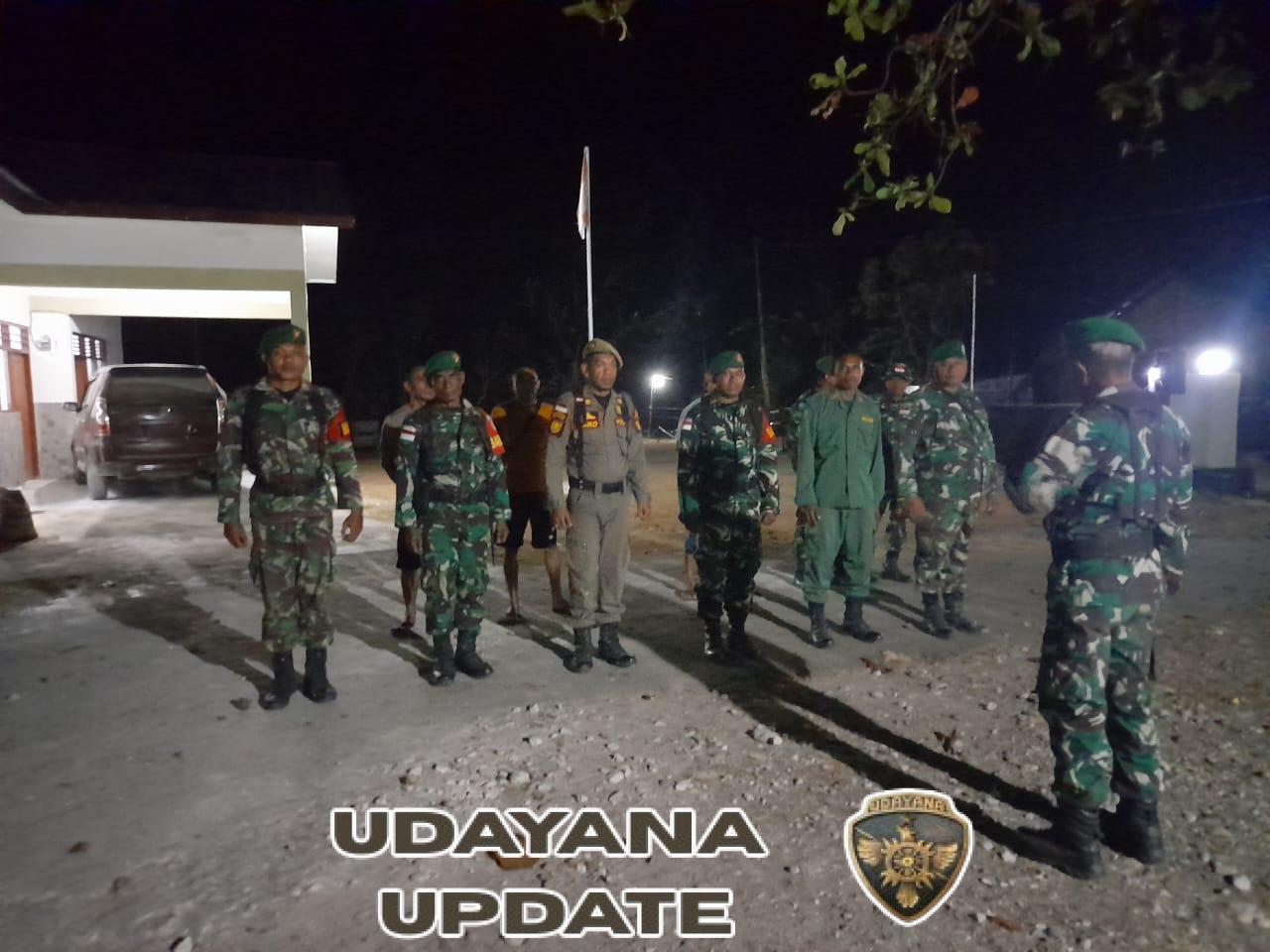 Babinsa Koramil Naikliu Patroli Perbatasan RI-RDTL Bersama Warga