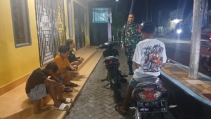 Babinsa Turun ke Lapangan, TNI Kawal Keamanan Malam di Lape dan Lopok