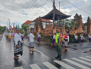 Babinsa Kelurahan Beng Bersinergi dengan Pecalang, Amankan Rangkaian Piodalan di Pura Puseh