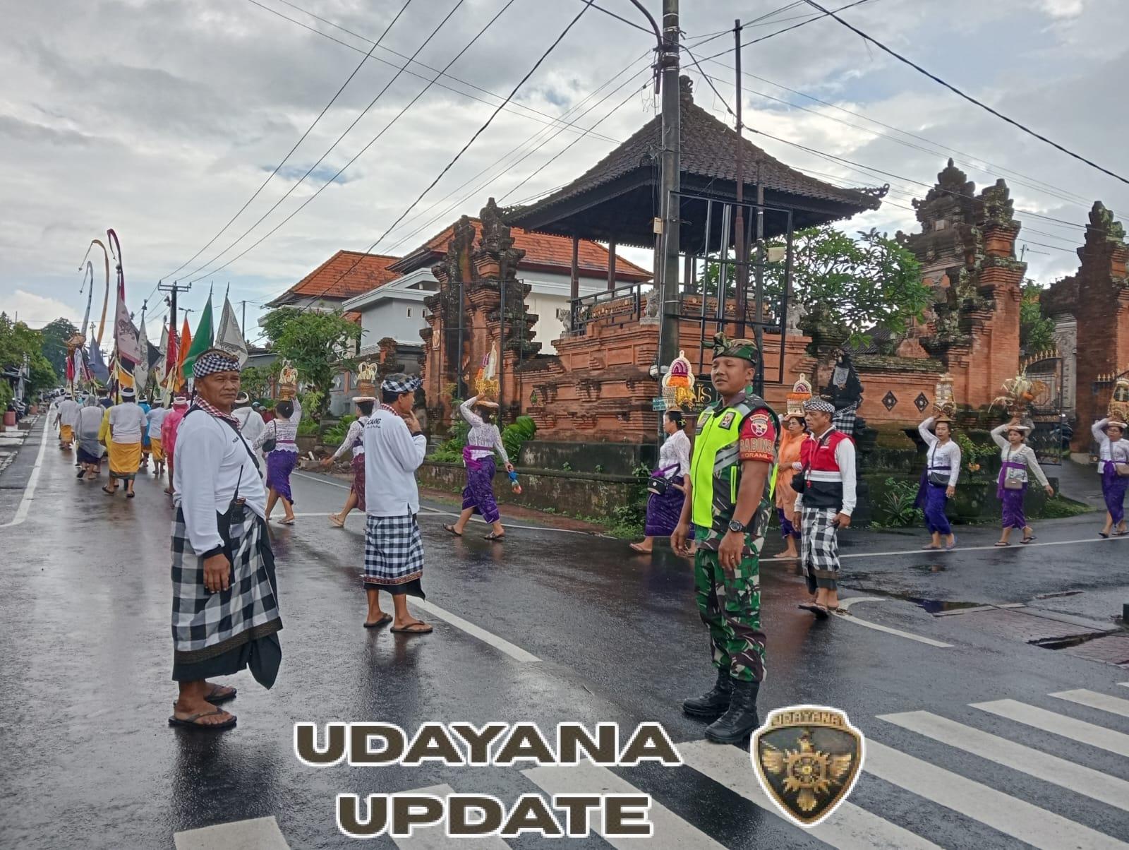 Babinsa Kelurahan Beng Bersinergi dengan Pecalang, Amankan Rangkaian Piodalan di Pura Puseh