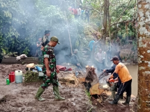 Kodim 1616/Gianyar Gelar Karya Bhakti Bersihkan Sungai Sambut HUT TNI ke-80