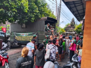 Dukung Stabilitas Harga, Koramil Blahbatuh Bersama Kodim 1616/Gianyar Salurkan 2 Ton Beras Murah
