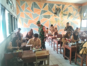 3.057 Siswa di Ambalawi Terima Makan Bergizi Gratis, Didampingi Babinsa Koramil 06/Wawo