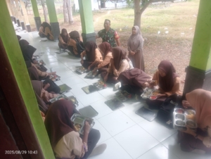 Perhatian Babinsa untuk Generasi Muda: 573 Pelajar Hu’u Terima Makan Siang Bergizi