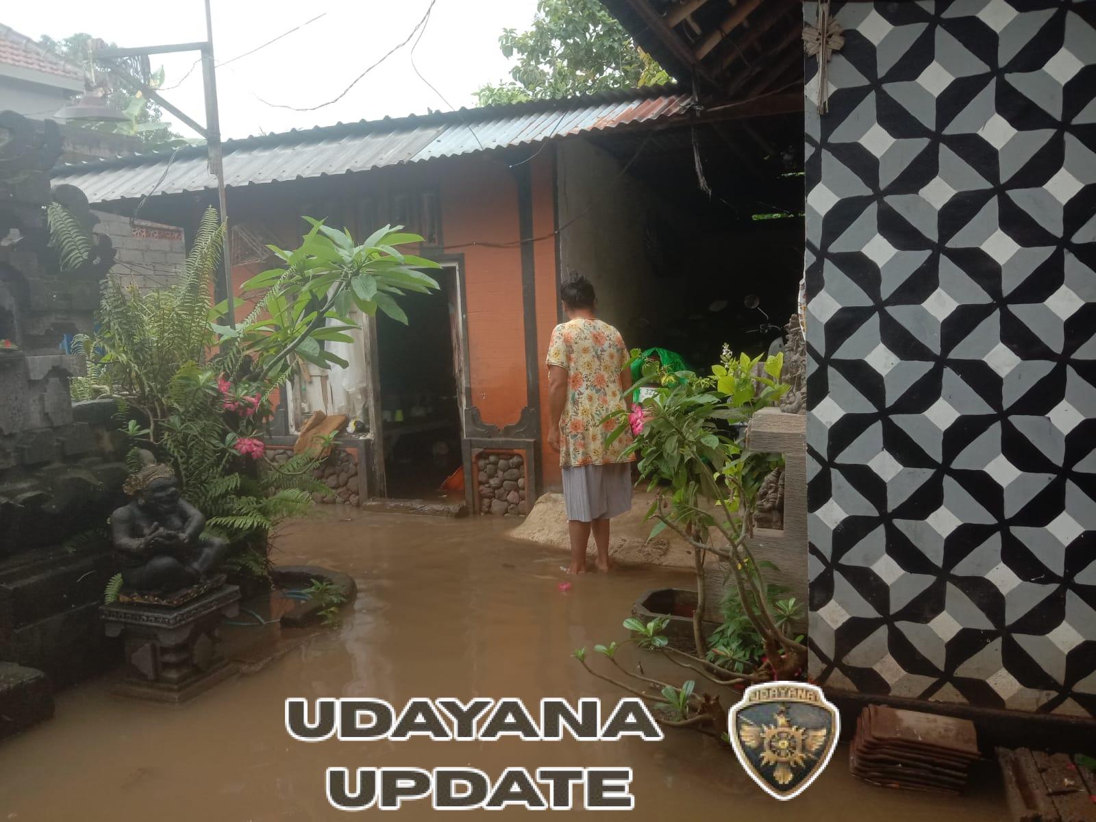 Pastikan Masyarakat Aman Akibat Cuaca Tak Menentu, Babinsa Semarapura Kangin Turun Ke Wilayah Pantau Situasi