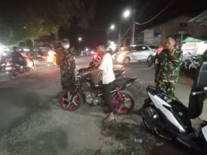 ‎Babinsa Sikur Ajak Warga Lebih Waspada dan Aktif Jaga Lingkungan