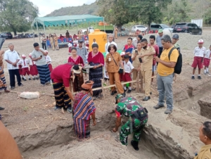 Babinsa Kodim 1602/Ende Hadiri Peletakan Batu Pertama Pembangunan SDN Uludala