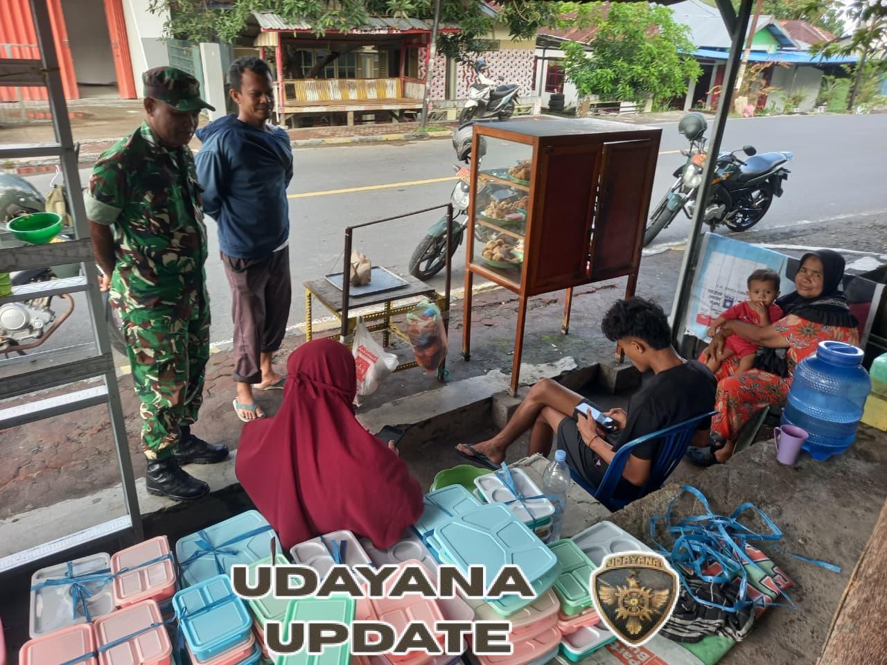 Babinsa Ende Ingatkan Warga Waspadai Bahaya Saat Hujan di Kelurahan Kota Ratu