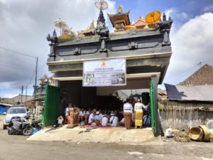Dukung kelancaran upacara keagamaan, Babinsa 1623-04/Sidemen laksanakan pengamanan.