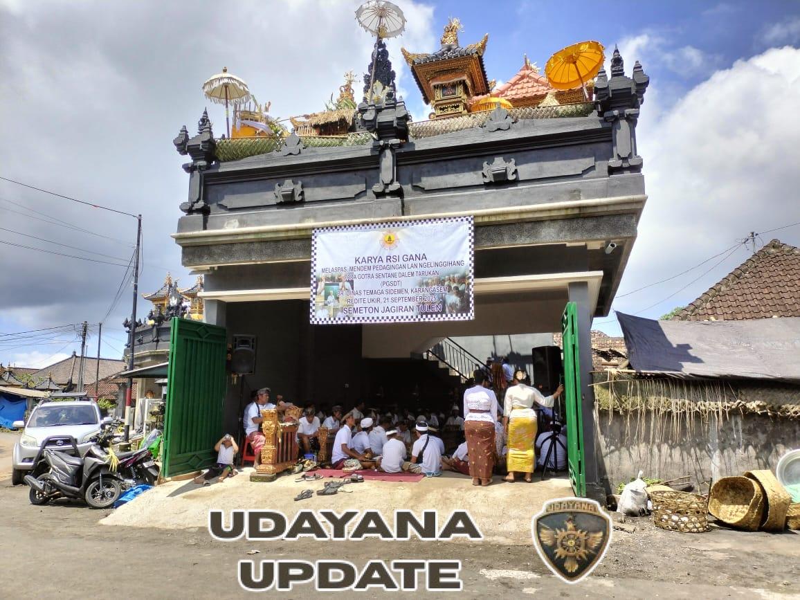 Dukung kelancaran upacara keagamaan, Babinsa 1623-04/Sidemen laksanakan pengamanan.