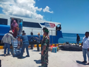 Kodim 1627/RN Turunkan Babinsa untuk Pemantauan Aktivitas Penumpang di Pelabuhan Ba’a