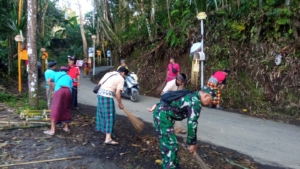 Babinsa 1623-06/Selat bersama warga melaksanakan gotong royong persiapan upacara keagamaan.
