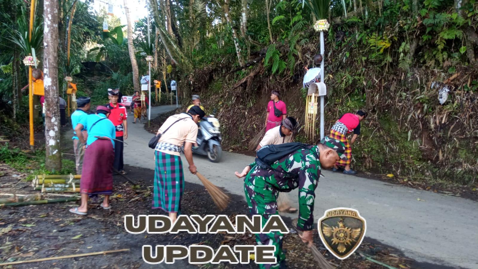 Babinsa 1623-06/Selat bersama warga melaksanakan gotong royong persiapan upacara keagamaan.