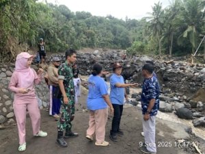 Distribusi Bantuan Logistik dan Obat-obatan Oleh Personil Yonif TP 834/WM