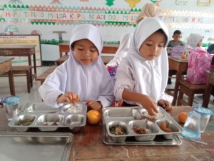 Babinsa Matua Kawal Penyaluran Bantuan Gizi di Woja