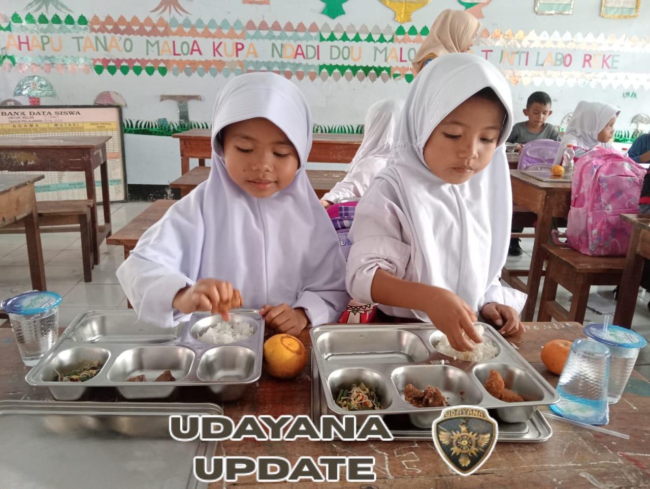 Babinsa Matua Kawal Penyaluran Bantuan Gizi di Woja