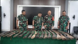 TNI dan Rakyat Bersinergi: Senjata Hasil Operasi Diserahkan ke Makorem 161/Wira Sakti