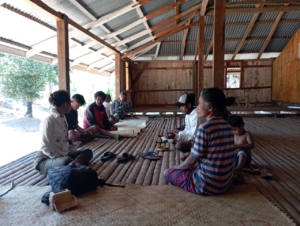 TNI Selalu Hadir, Babinsa Haharu Beri Dukungan Moril untuk Warga Keluarga Duka