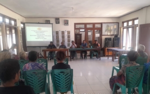 Penyaluran BLT Dana Desa Oemasi Dihadiri Babinsa Koramil