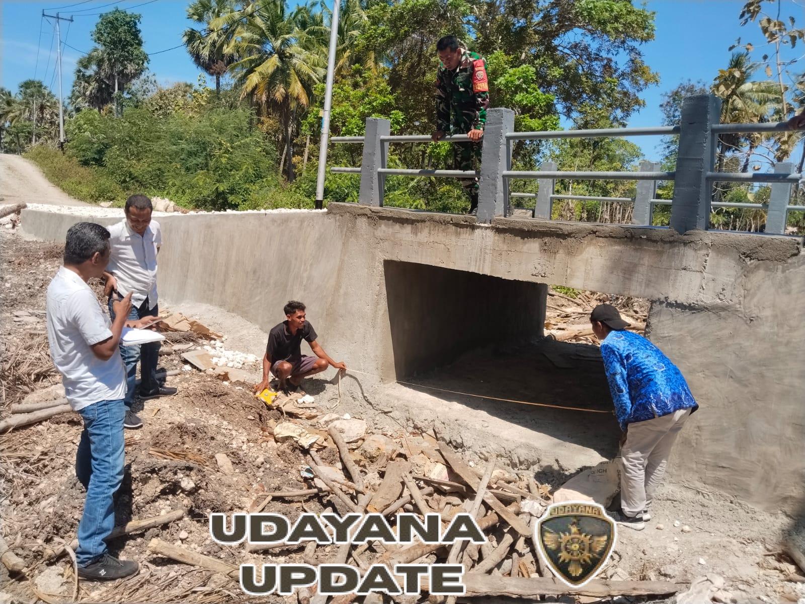 Babinsa Koptu Alis Sinlae Dampingi Tim Kecamatan Awasi Pembangunan di Desa Kuli Aisele