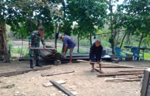 Gotong Royong Bersama Warga, Babinsa Ringankan Pekerjaan di Mokdale
