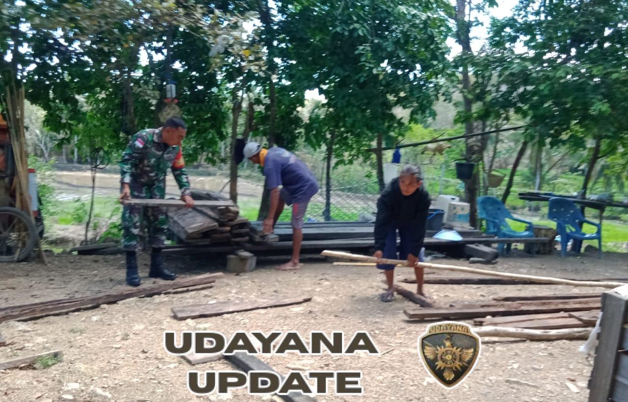 Gotong Royong Bersama Warga, Babinsa Ringankan Pekerjaan di Mokdale