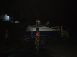 Pipa Rusak Akibat Banjir, Babinsa Praka Ramdan Fauzi Dampingi Penyaluran Air Bersih di Nagekeo