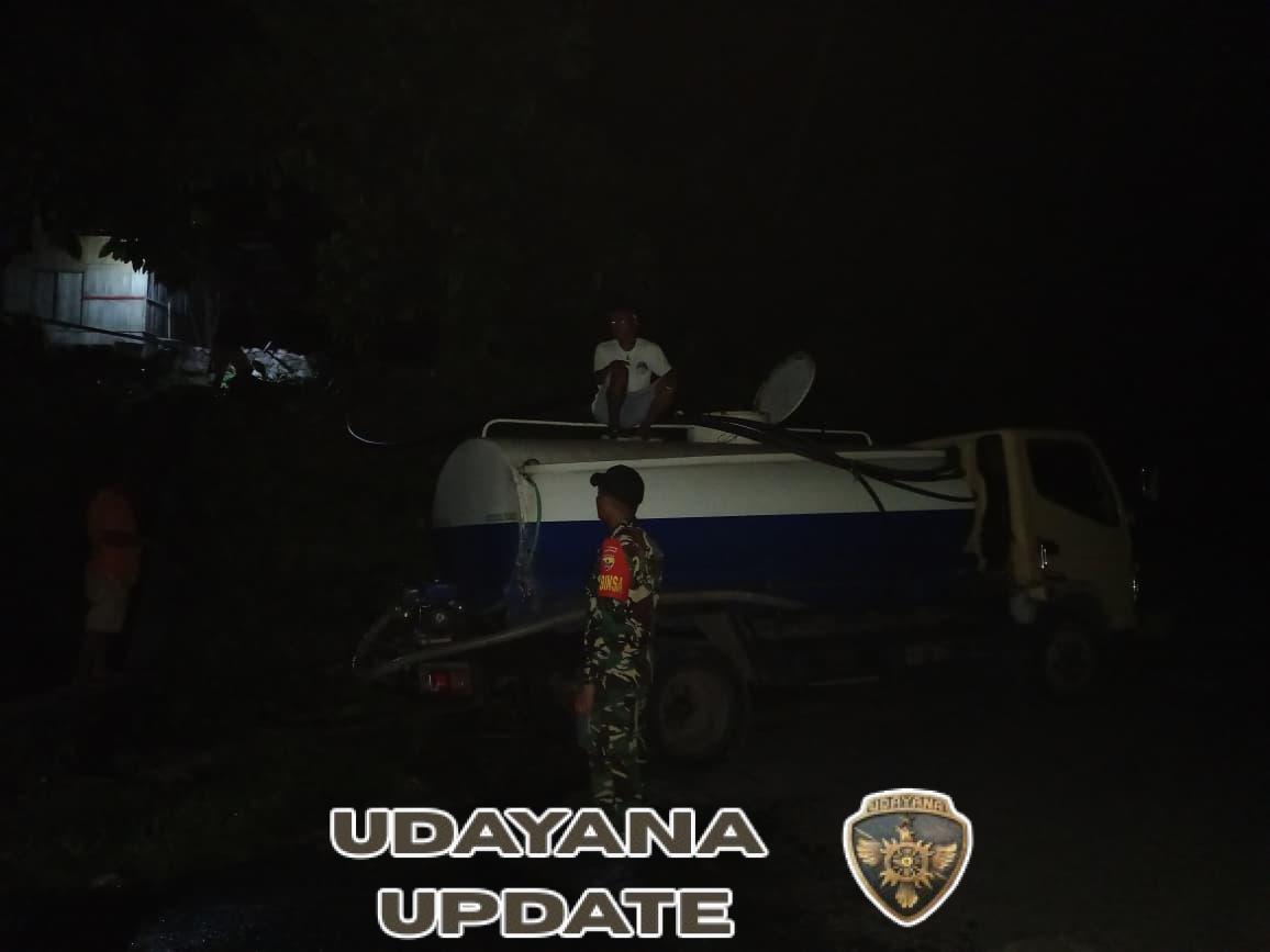 Pipa Rusak Akibat Banjir, Babinsa Praka Ramdan Fauzi Dampingi Penyaluran Air Bersih di Nagekeo