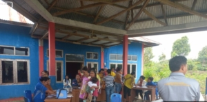 Babinsa Bersama Tenaga Kesehatan Layani Balita dan Lansia di Posyandu Benteng Kuwu