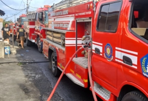 Terjadi Kebakaran Bedeng, Babinsa bersama Damkar dan Warga Berhasil Padamkan Api