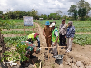Babinsa dan Bhabinkamtibmas Dukung Pembangunan Irigasi Sepanjang 300 Meter di Kananga